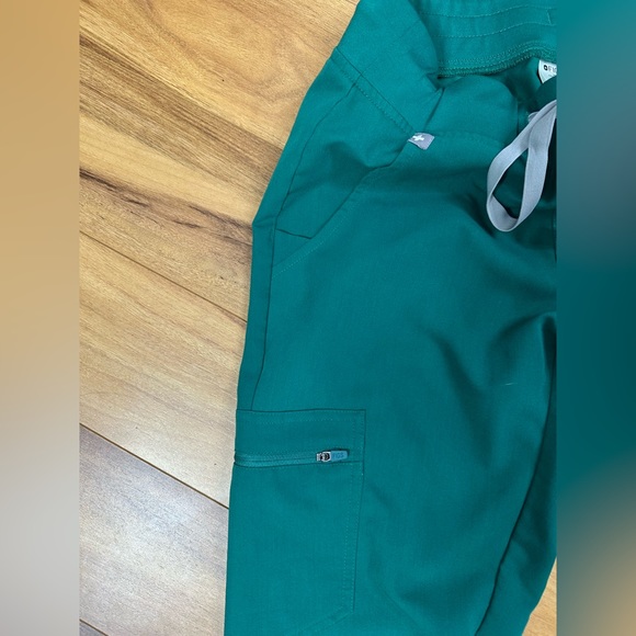 Figs Limited Edition Zamora Joggers in Hunter Green - Picture 2 of 6